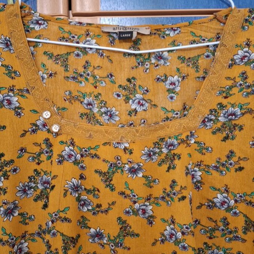 Attrattivo floral short sleeve top size large like new, multicolor