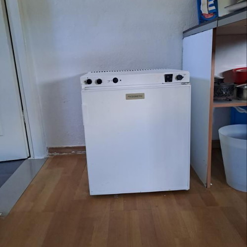Dometic Gas Refrigerator like new, 60L capacity, 5L freezer