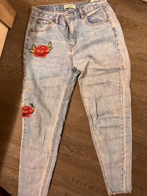 Mom jean with embroidery Pull & Bear used, size M