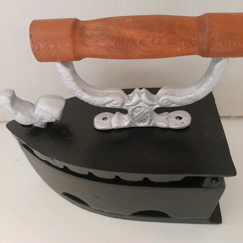 Coal iron 'kokoraki' like new with embossed dolphin decorations