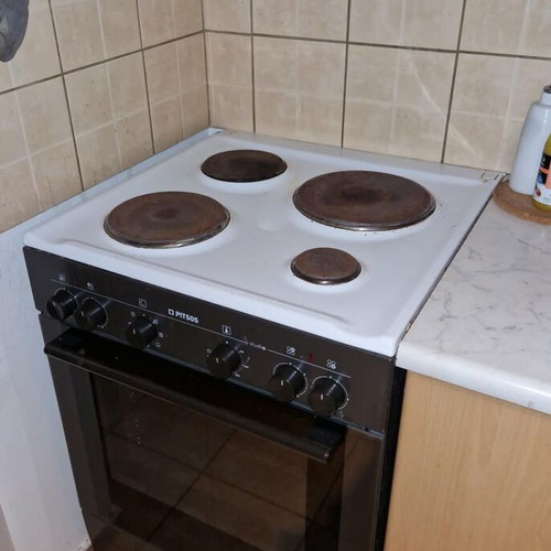 Pitsos kitchen stove with 4 burners and oven