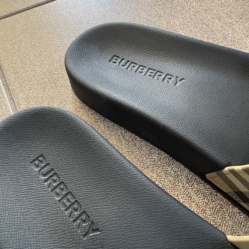 Burberry flip flops like new, size 45, black and orange