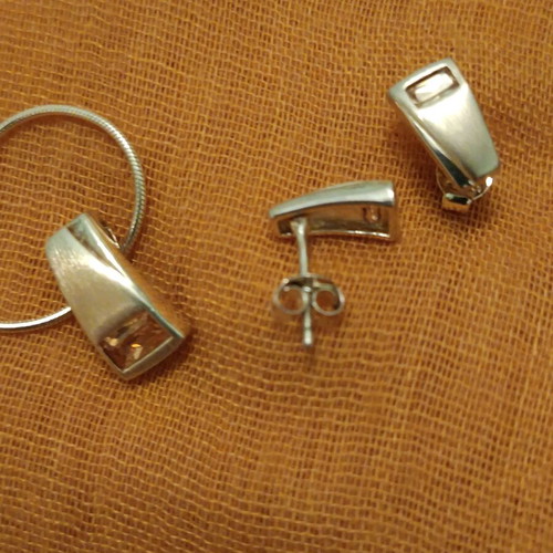 Jewelry set earrings and pendant new with yellow stone