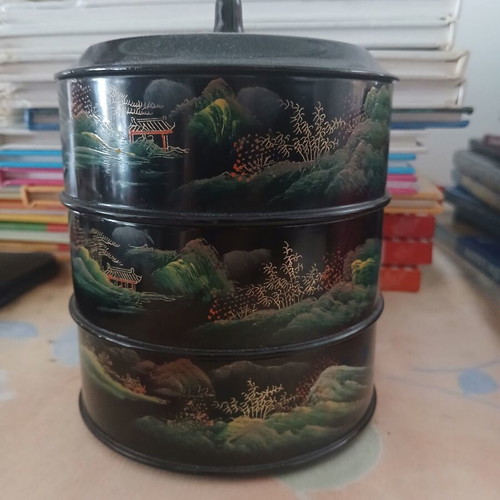 Vintage Chinese 3-Tier Lacquer Box like new, hand-painted