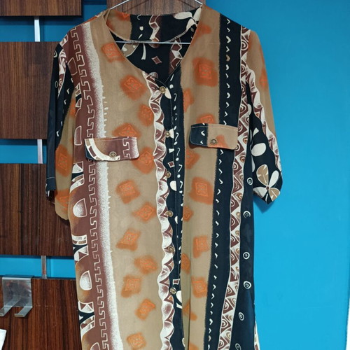 Vintage 90s shirt in excellent condition with earthy patterns