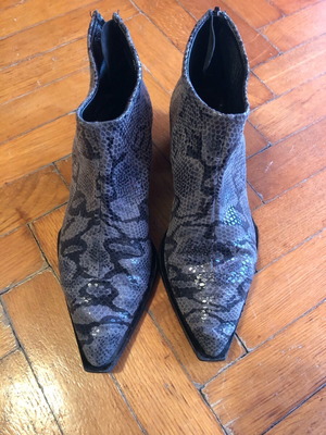 Vavoulas leather ankle boots size 35 like new