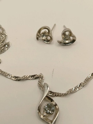 Necklace and earrings set new