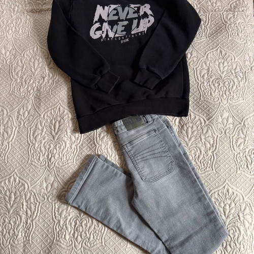 Spark sweatshirt set with double print and grey jeans used