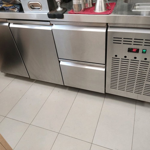 Professional refrigerator like new with two large drawers and double door