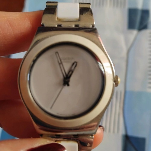 Swatch ρολόι γυναικείο άσπρο και γκρι σαν καινούργιο, θέλει μπαταρία