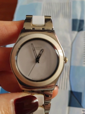 Swatch ρολόι γυναικείο άσπρο και γκρι σαν καινούργιο, θέλει μπαταρία
