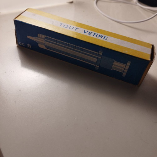 Vintage glass syringe in excellent condition in its box