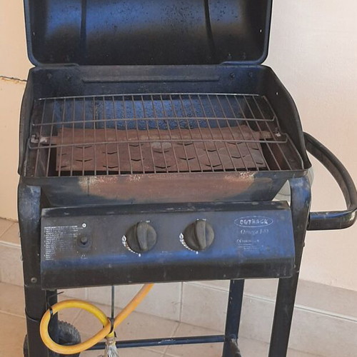 Gas grill with 2 burners used, dimensions 52x34x100 cm