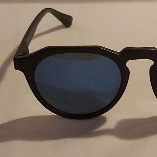 Hawkers unisex sunglasses with blue polarize lens and black acetate frame mod.Harwick Raw new