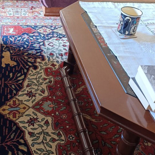Walnut coffee table Leonidas Varagkis like new, 110x110x43 cm