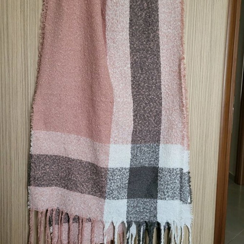 Winter scarf used in pink and gray shades with fringes