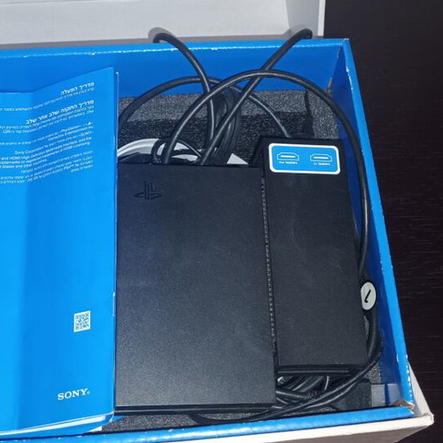 PS4 VR headset like new, functional, with box