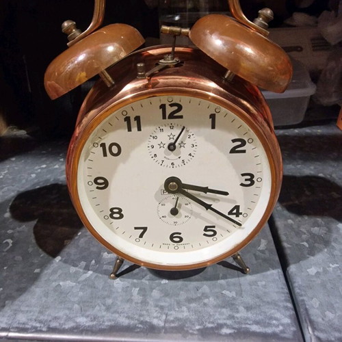 Peter wind-up clock used, analog tabletop