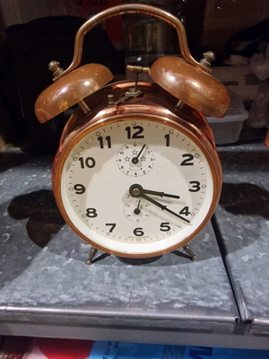 Peter wind-up clock used, analog tabletop