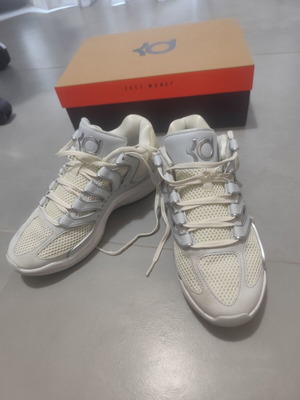 Nike KD18 μπασκετικά παπούτσια σε λευκό και γκρι, μέγεθος 41