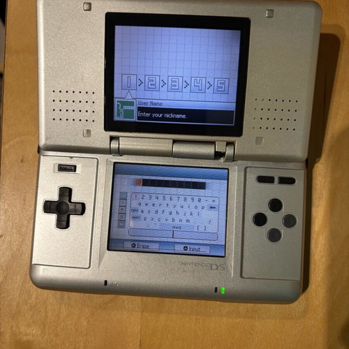 Nintendo DS употребяван с износване на дясното закопчаване