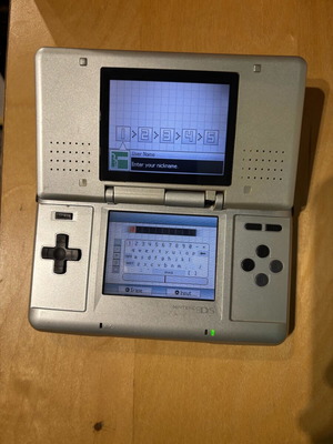 Nintendo DS употребяван с износване на дясното закопчаване