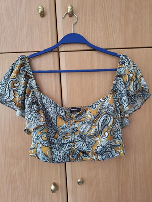 Pink Woman crop top size L paisley print with ruffle sleeves