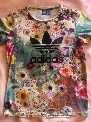 Adidas T-shirt μικρό μέγεθος σαν καινούργιο, πολύχρωμο