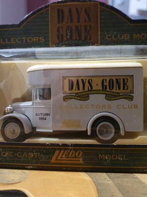 Lledo Days Gone 1934 Dennis Parcels Van new