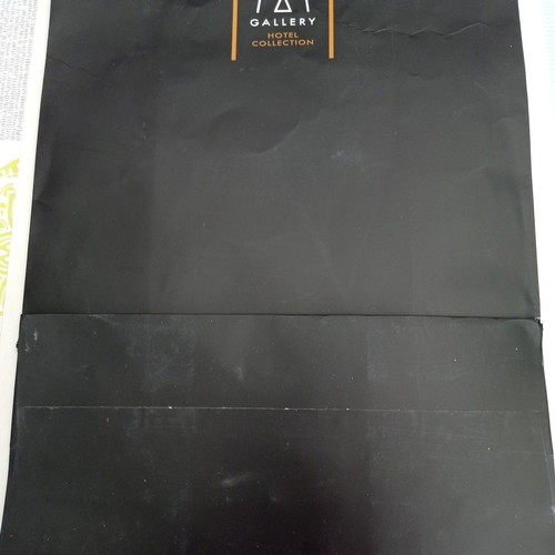 Dubai The Canvas packaging paper bags used