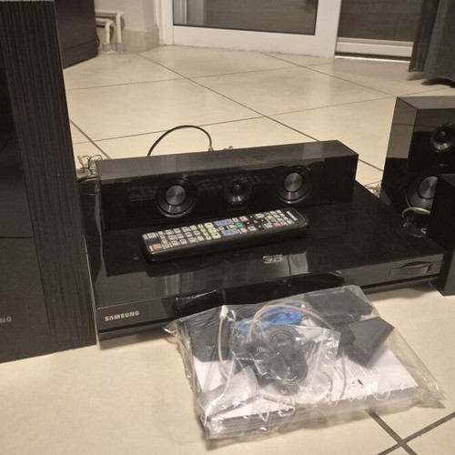 Samsung Home Cinema 5.1 HT-D5550 system with 3D Blu-Ray player