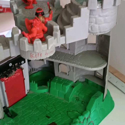 Fisher-Price castle with knights used, 7 figures
