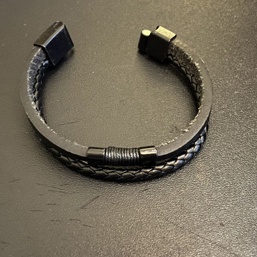 Leather men's bracelet with magnetic clasp new, black