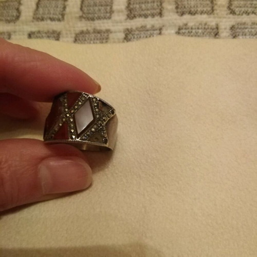 Ring used with dark bordeaux color and unique stone cut