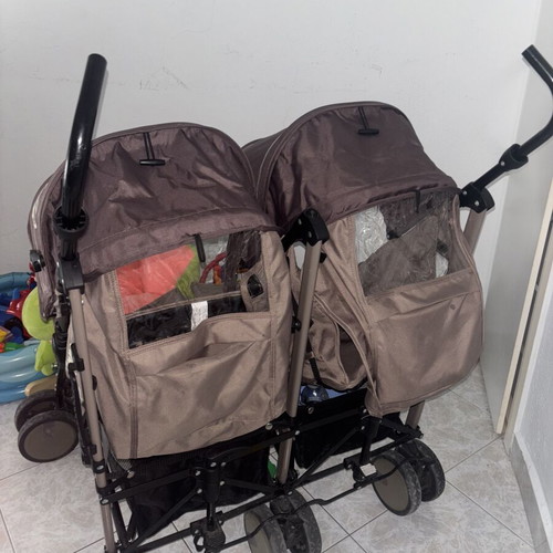 Twin stroller, lightweight and compact, with 2 footmuffs