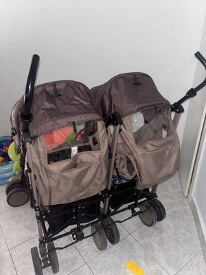 Twin stroller, lightweight and compact, with 2 footmuffs