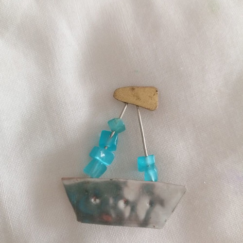 Boat brooch 4 cm with beads