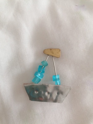 Boat brooch 4 cm with beads