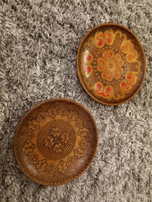 Vintage wooden decorative plates used, set of 2 handmade