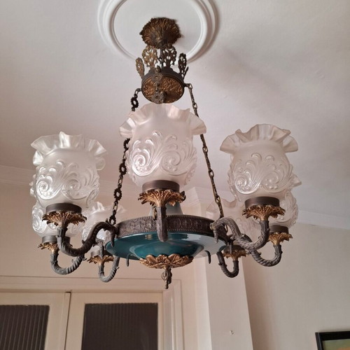 Chandelier with 8 lamps used, classic imposing design