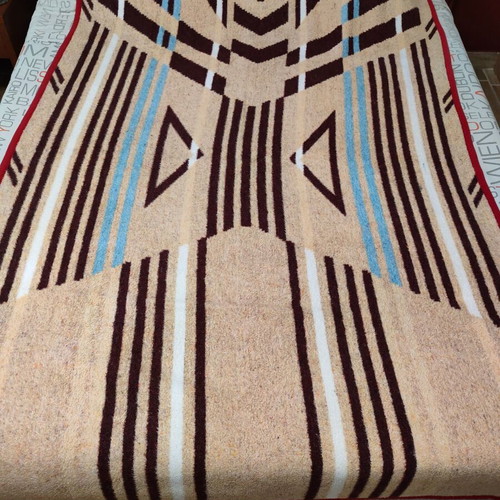 Single double-sided blanket used with dimensions 1.36x2.10