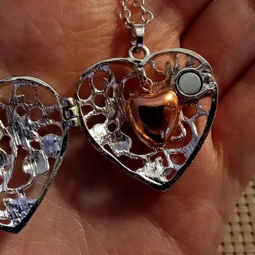 Heart-shaped pendant necklace with magnetic clasp like new