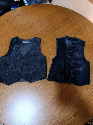 Boys' vests like new, size 6-8 years, set of 2