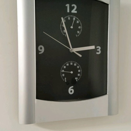 Wall clock like new with thermometer and hygrometer digital