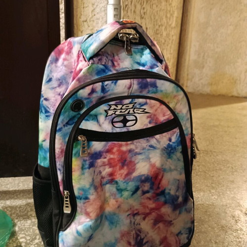 School trolley bag used with functional zippers and wheels