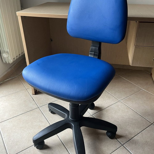 Neoset desk with chair like new, melamine wood