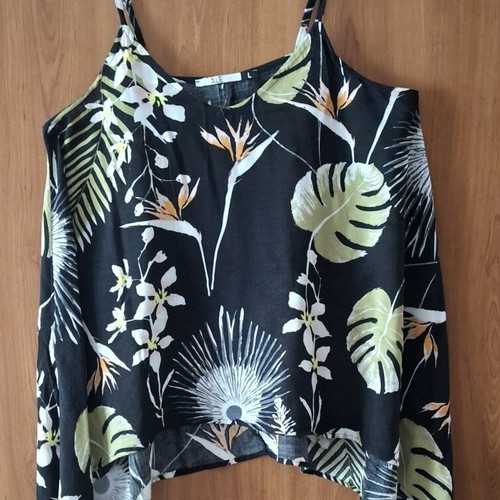 ALE top like new, asymmetric, size L, black with patterns