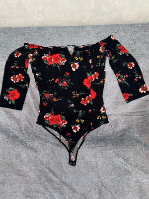 Bodysuit like new with fitted and feminine design
