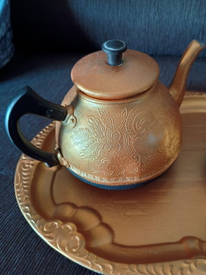Upcycled σετ τσαγιού μεταχειρισμένο με ανάγλυφα σχέδια και μαύρη λαβή
