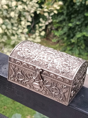 Small metal jewelry box like new lined with red velvet